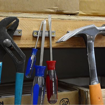 Τετραγωνικός μαγνήτης NdFeb βιομηχανικής κλάσης N52 με τρύπα και επικάλυψη νικελίου