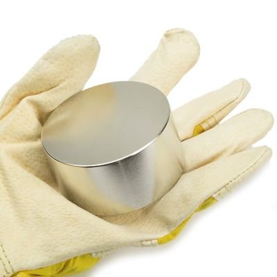 N52 Μαγνήτης νεοδύμιου 50x30mm με πάχος κατεύθυνση μαγνητισμού και μαύρη επικάλυψη με επόξειο